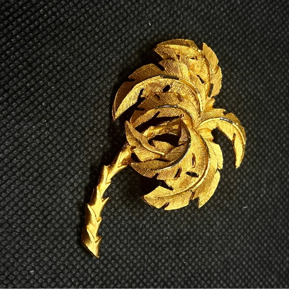 Vintage Large Gold Tone Palm Tree Etched Brooch Pin 2”‎